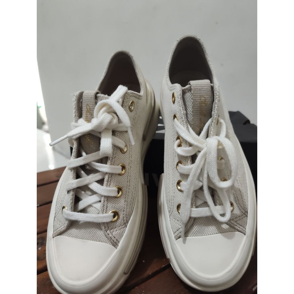 sneakers wanita warna ivory ; sepatu wanita converse chuck taylor legacy cream white sol tinggi