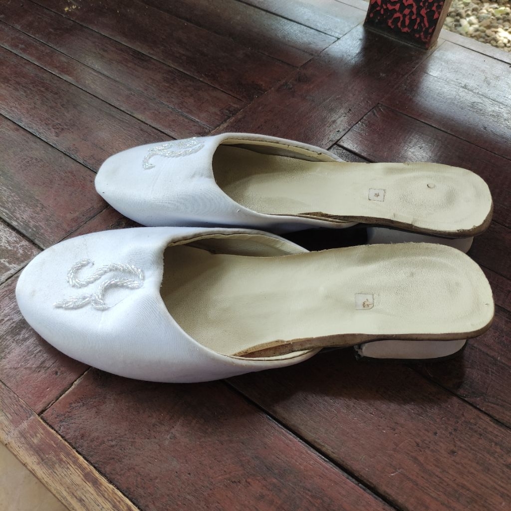 Sandal selop pengantin pria putih
