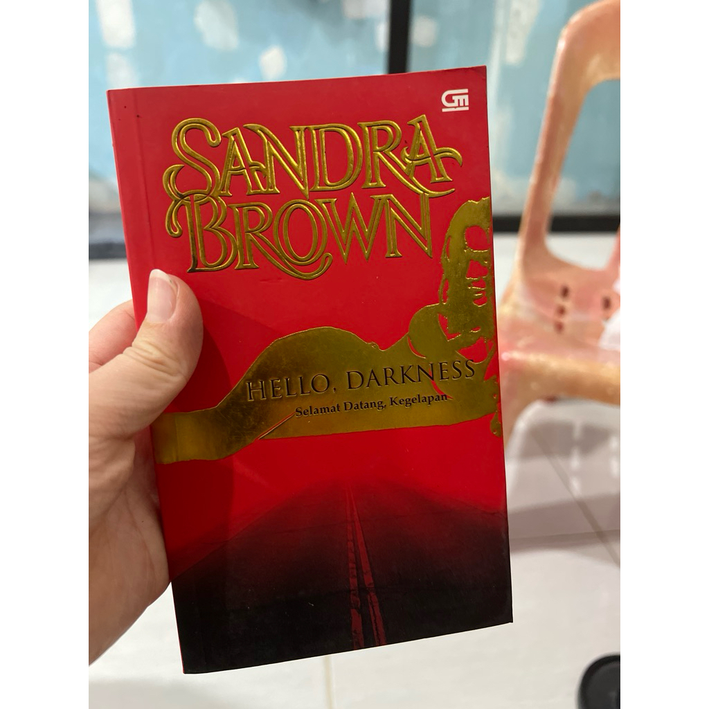 Novel murah Sandra Brown - Hello Darkness
