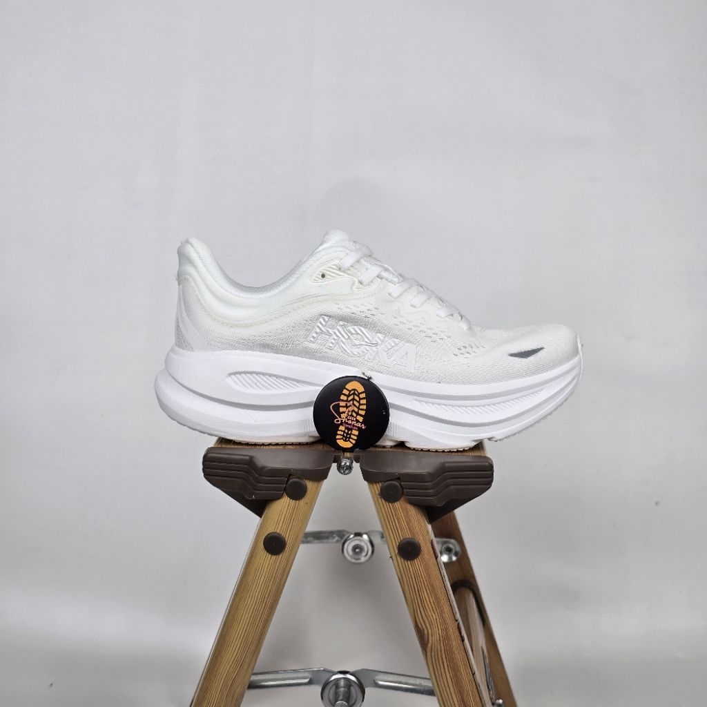 SEPATU HOKA ONE ONE BONDI 9 "WHITE"