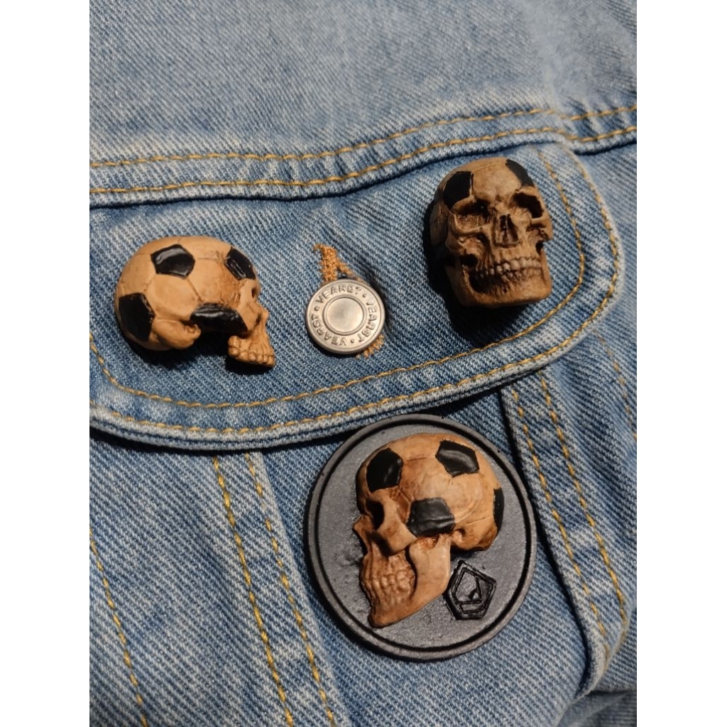 Skull Soccer Ball Pin Bros Unik untuk Jaket Jeans dan Aksesori Fashion Pria Wanita