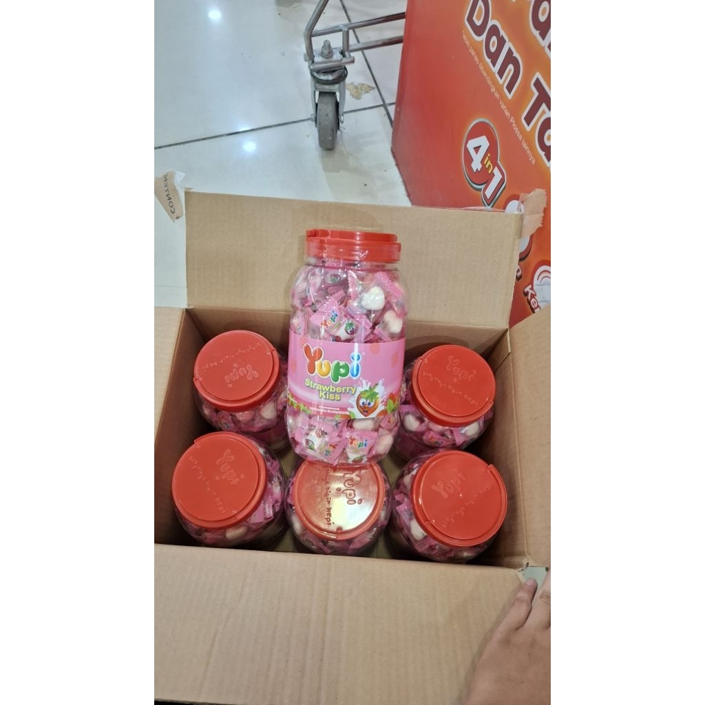 1 KARTON YUPPI GUMMI KISS /6PCS