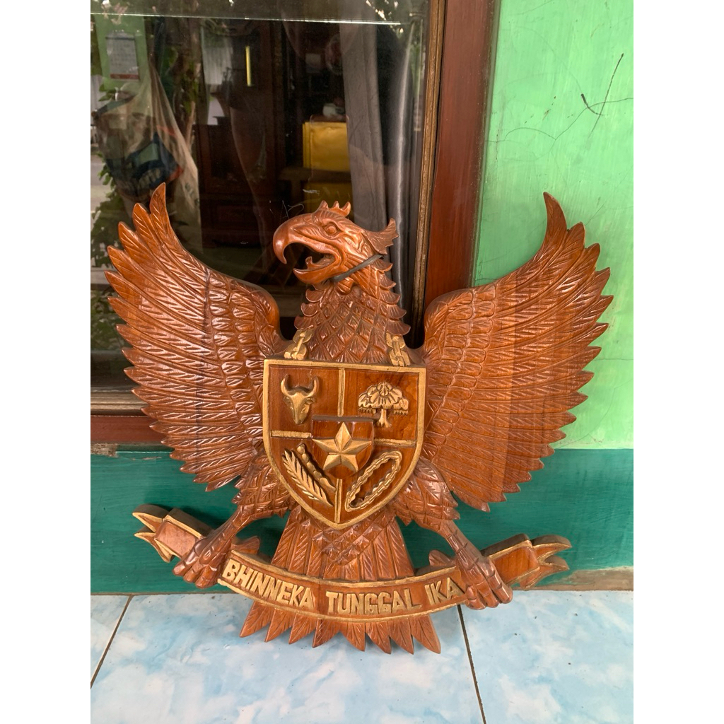 Garuda Pancasila kayu jati warna coklat