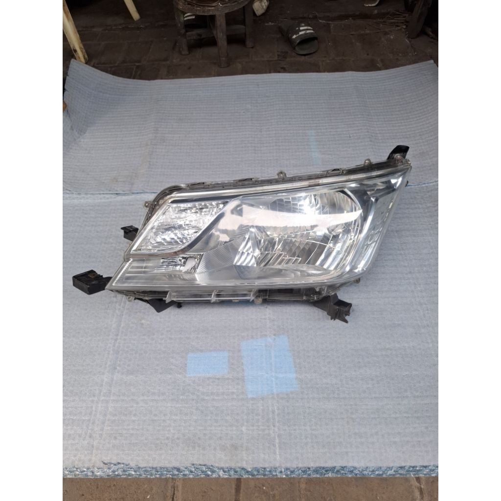headlamp hiace premio original toyota 100%