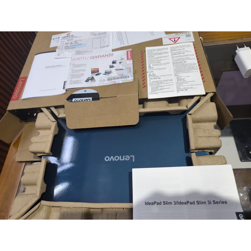 Lenovo IdeaPad Slim 3 14IRH10 second