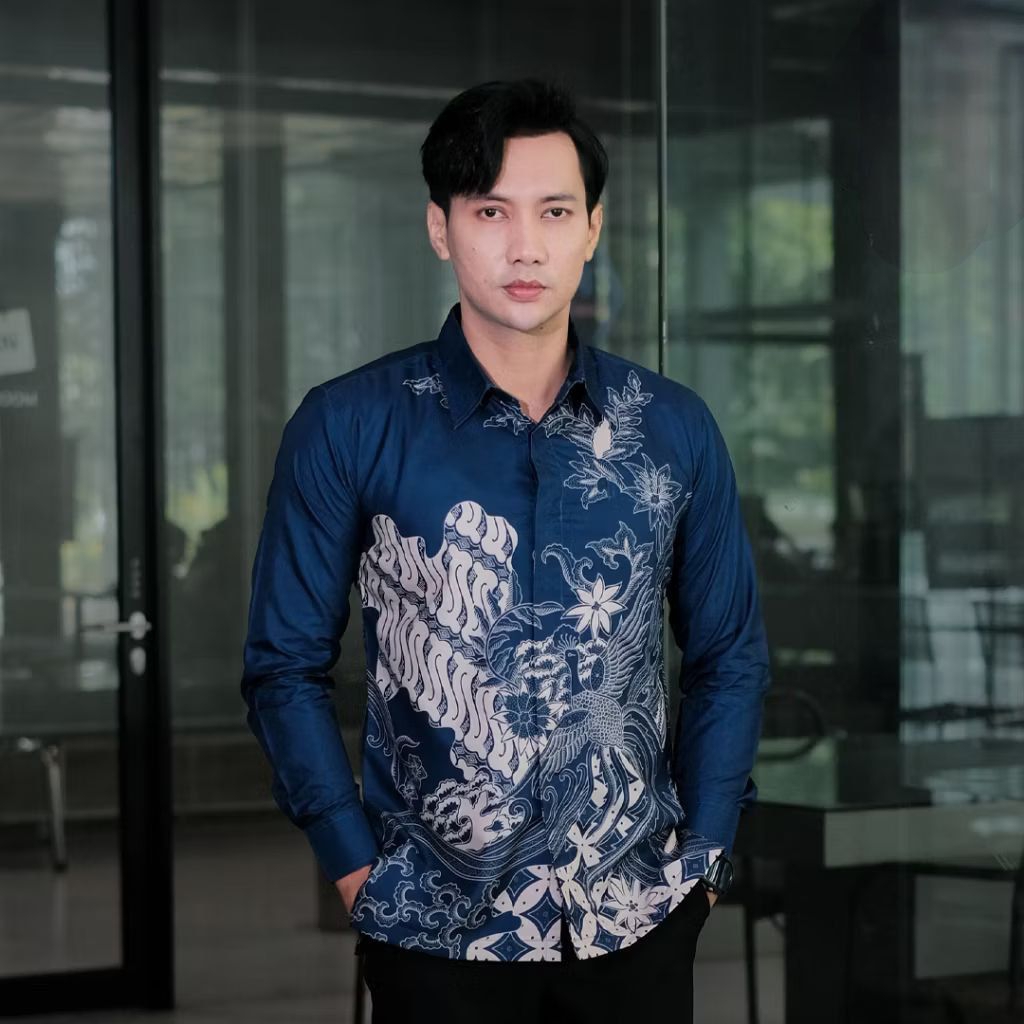 Emka Batik - Kemeja Batik Pria Lengan Panjang Reguler Warna Biru Kombinasi Cream Motif Gumantama