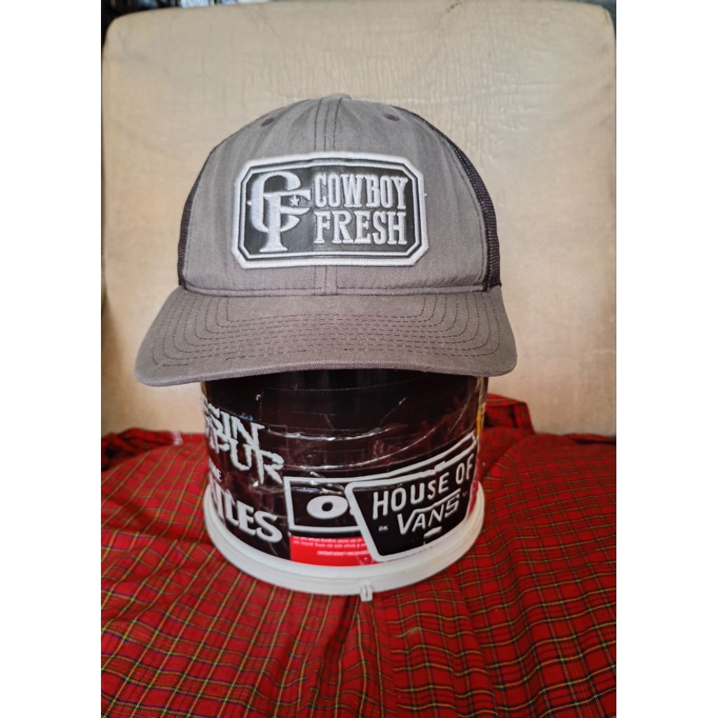 topi classic yupoong topi cowboy fresh topi jaring topi vintage topi trucker "prelove" bekas bagus.