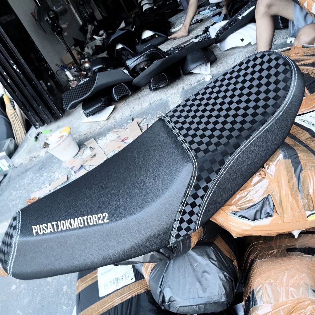 Jok motor satria fu double set kulit amplas kasar kombinasi catur karbon