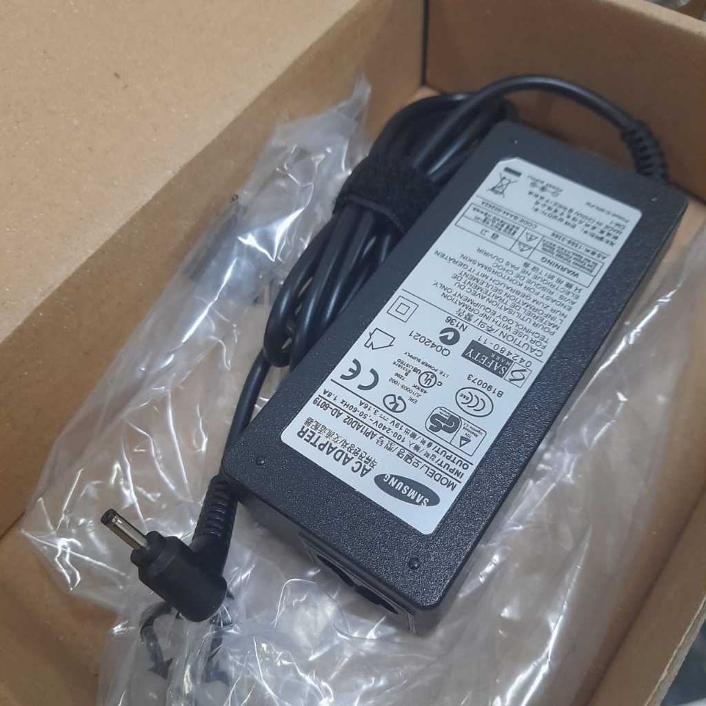 Samsung Colokan Kecil 19V Charger Laptop Samsung Series 9 Ultrabook 905s3g 530u3c 535u3c XE500C21