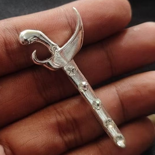 Aksesoris Baju Bross Pin Model Keris Hias Batu Sintetis Bahan Kuningan Sepuh Perak