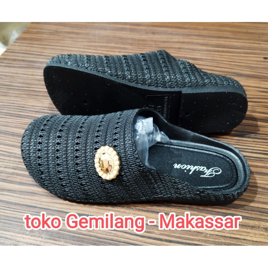 Yutu sendal wanita karet / jelly hitam
