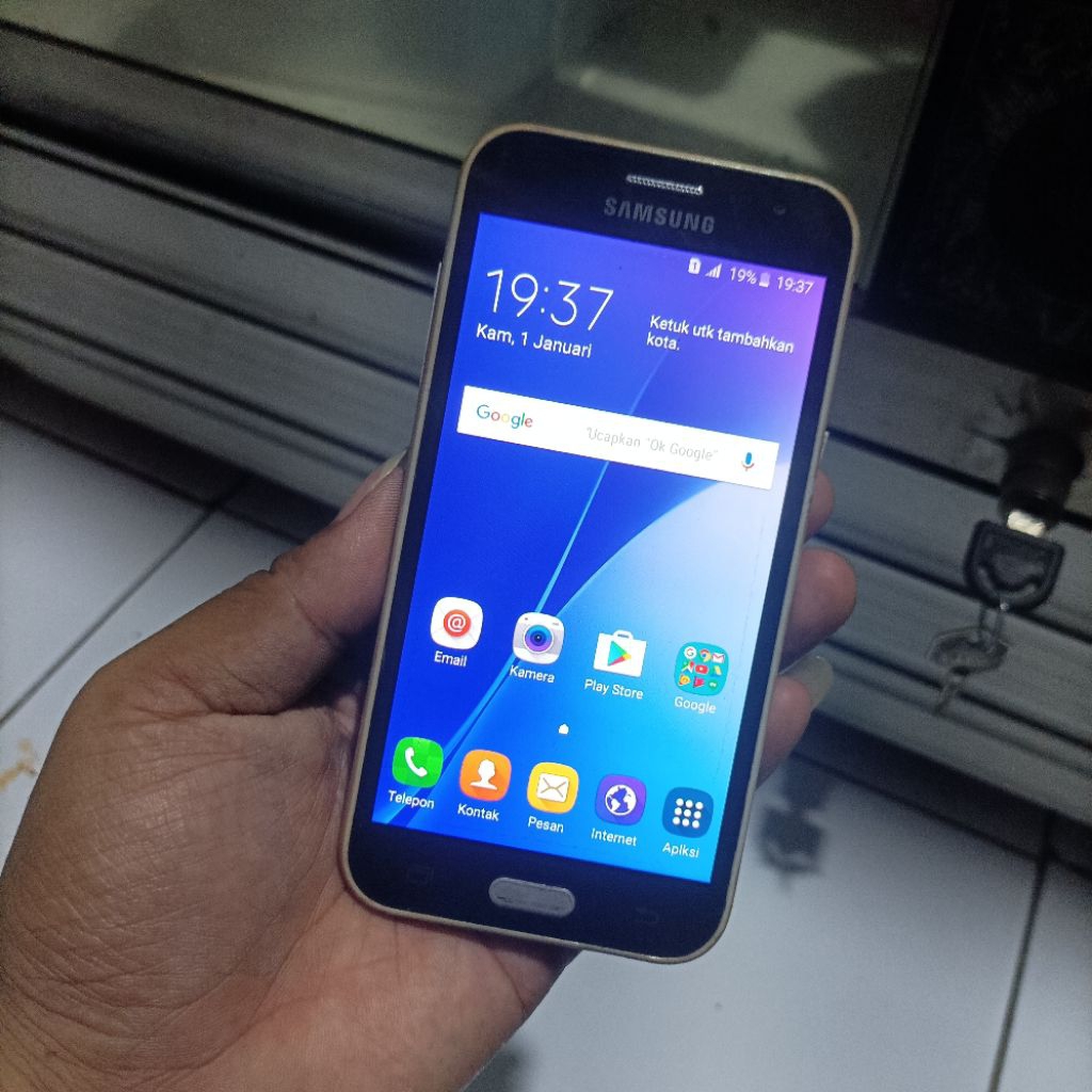 Handphone Samsung Galaxy J2 2015 - Normal - ada minus - CEK DESKRIPSI