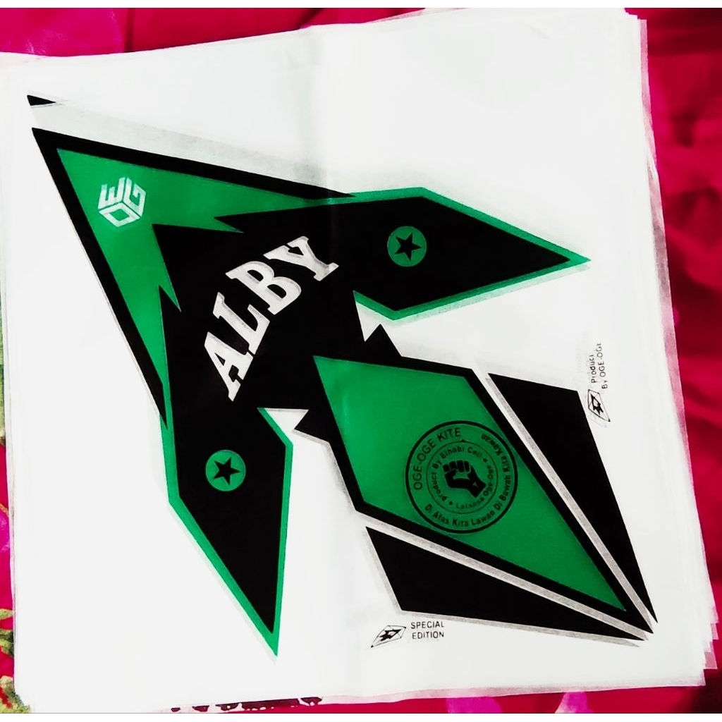 kertas layang layang 2 warna ( bukan layangan jadi )