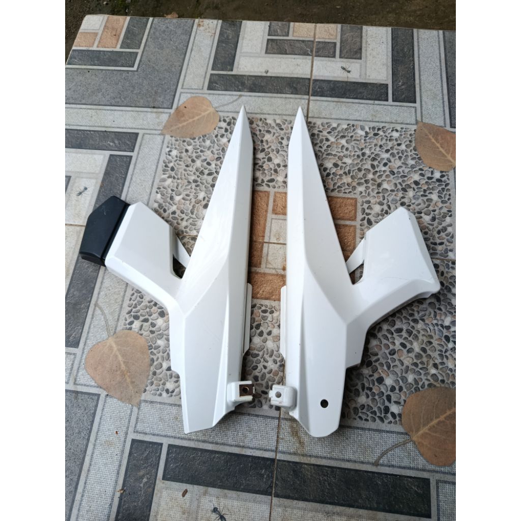 cover tengah sambungan body Jupiter MX New original putih