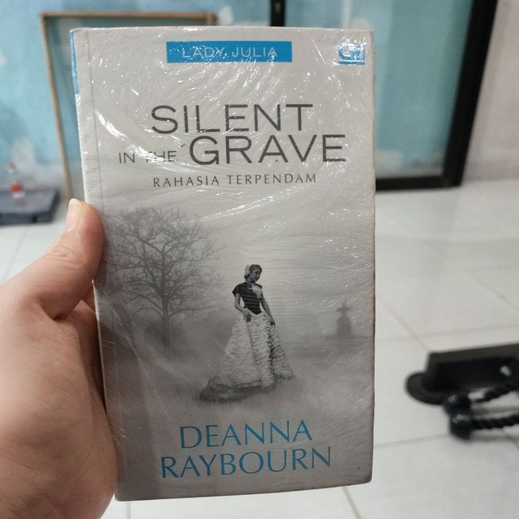 Novel murah Deanna Raybourn - Silent the Grave (segel) **