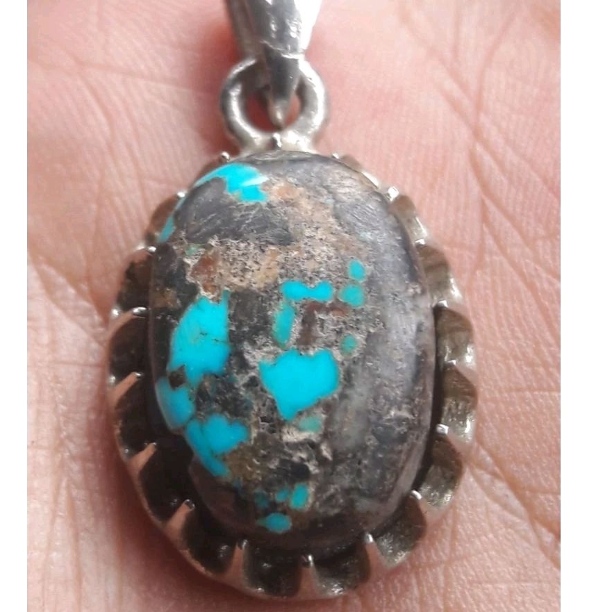 liontin batu pirus Persia