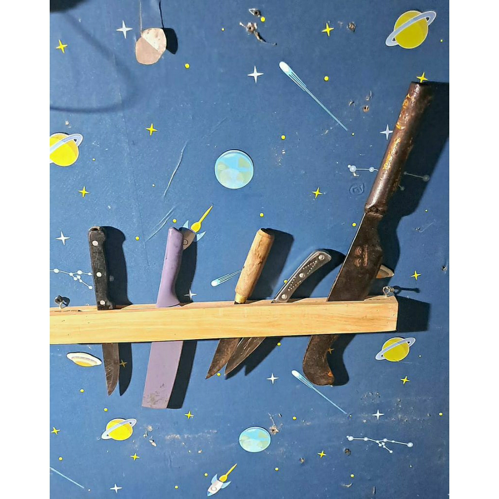 tempat pisau / rak pisau tempel / gantungan pisau / cantolan pisau / gantungan dinding / cantolan di