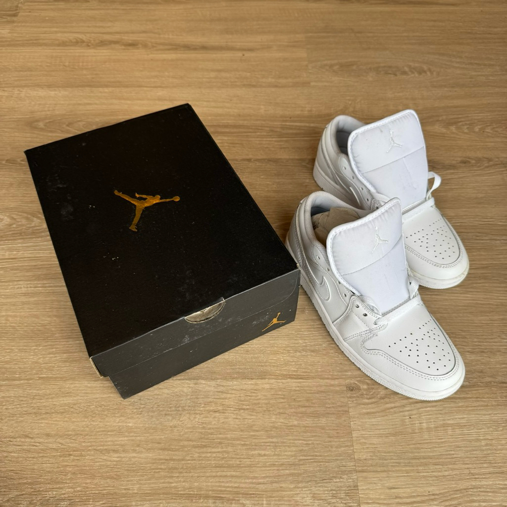 Sepatu Nike Air Jordan 1 Low Triple White