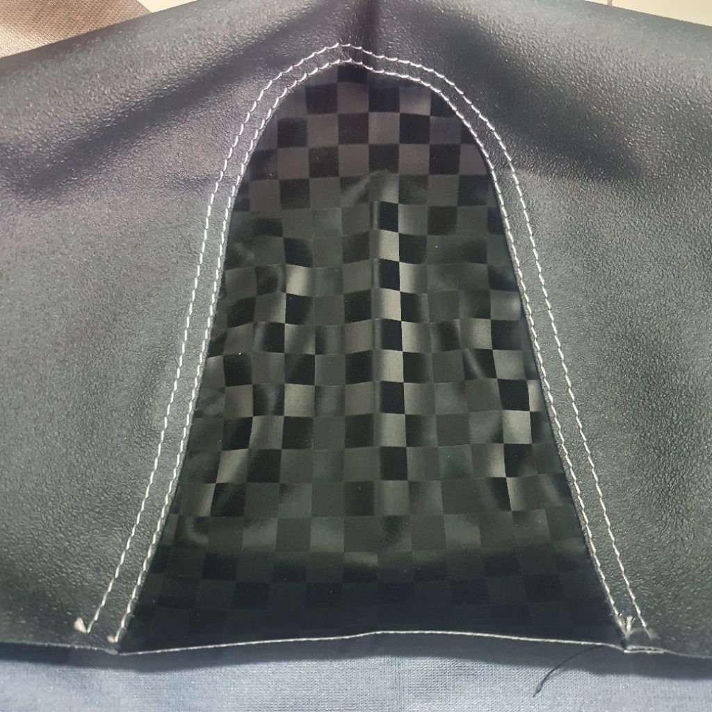 Jok Motor Jahit kepala Catur kombinasi Jahitan benang doubel putih bahan Import  motif karbon super,