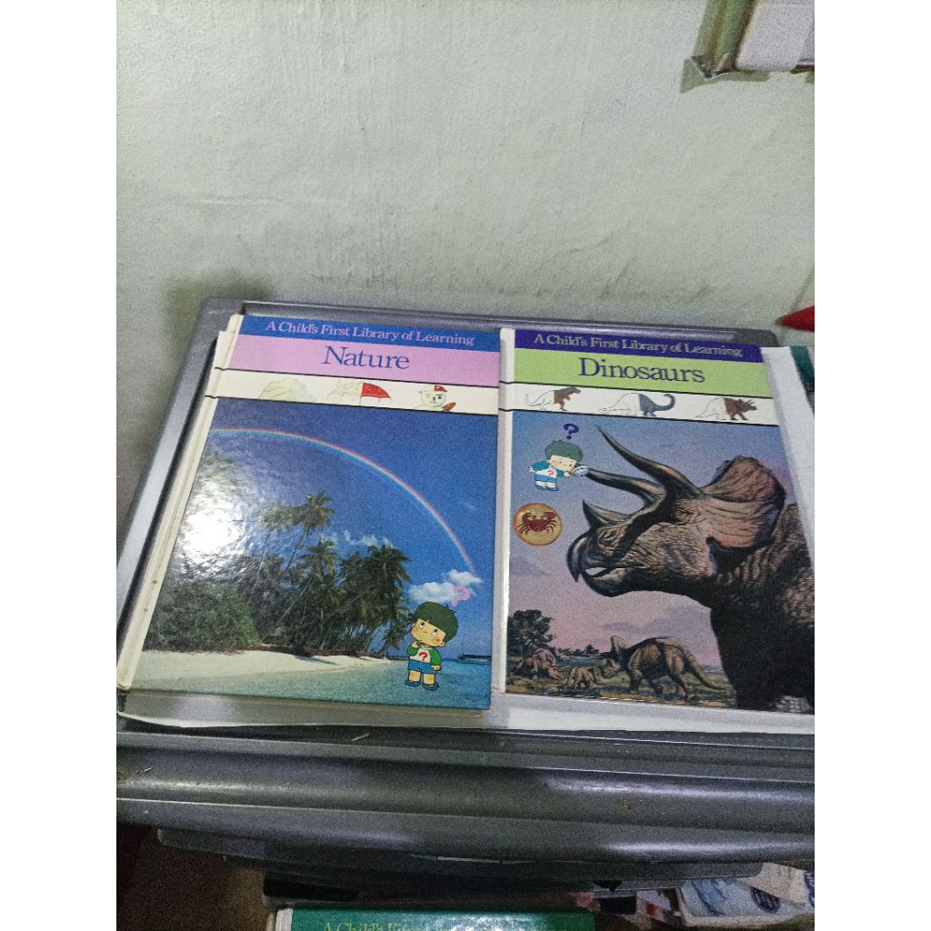 buku import hard cover a childs first library of learning insect World, dinosaurs Nature, The Childr