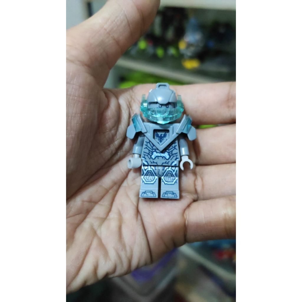 Lego Minifigure Nexo Knights | nex106 | Clay Moorington - Sand Blue Helmet and Armor, Trans - Light 