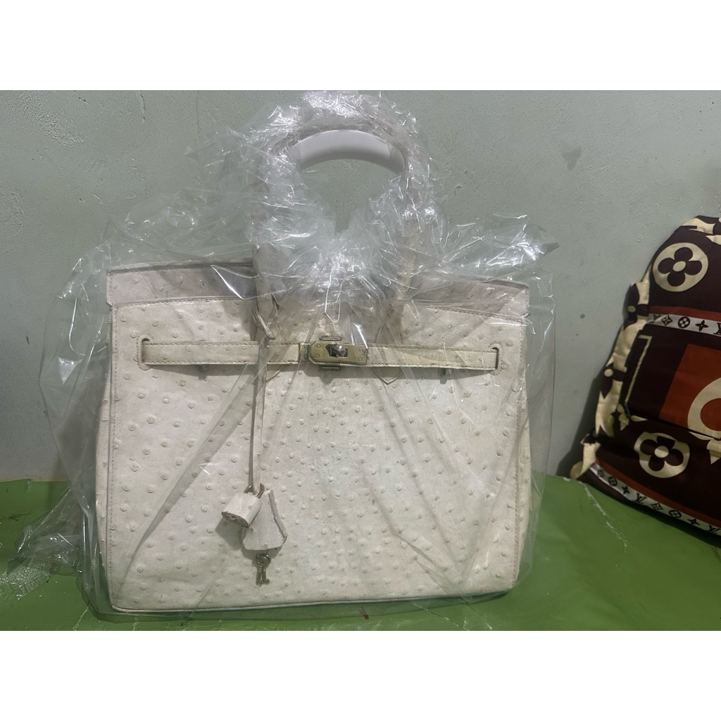 tas preloved an ostrich leather tote bag