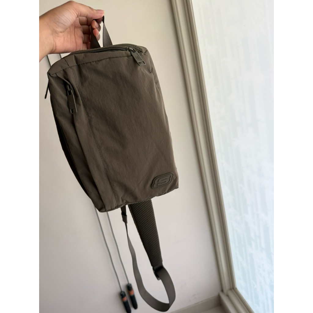 tas selempang pria Skechers. Harga beli 459,000 di sport station