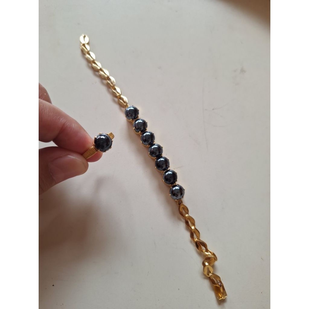 cincin dan gelang warna emas. batu hitam