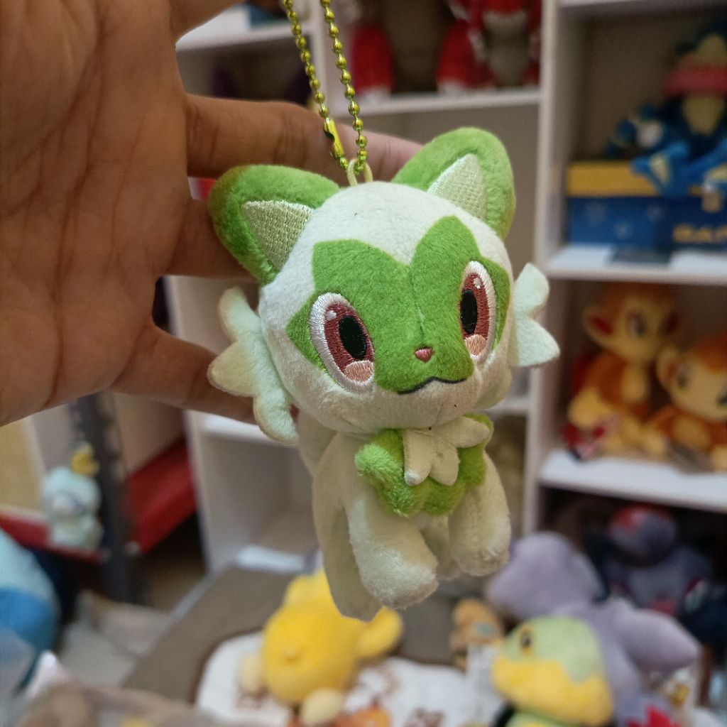 Boneka Ganci Sprigatito Ori Pokemon Center /  Mainan Sprigatito Pokemon Center / Pokemon Keychain Fi