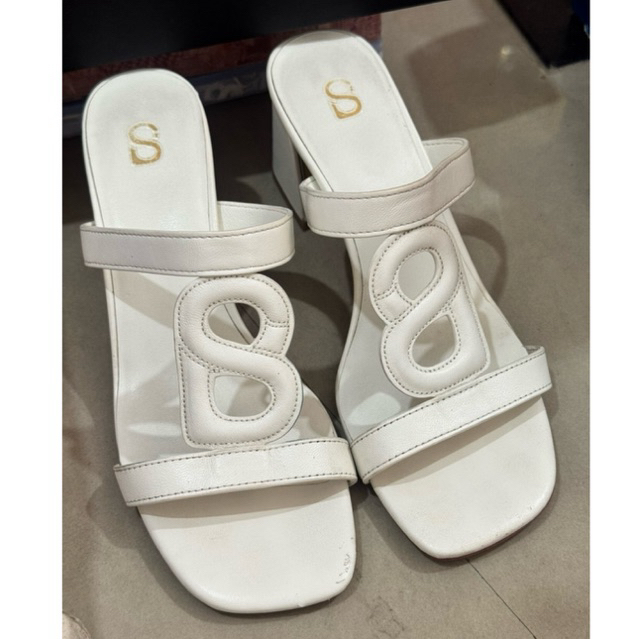 PRELOVED KEFI HEELS WHITE SIZE 37 BEKAS SECOND SEPATU BUTTONSCARVES BS BALIKPAPAN SAMARINDA BNB RIA 