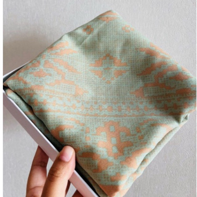 Ria Miranda Signature Scarf amay scarf hijab motif bahan voal warna soft green dan peach