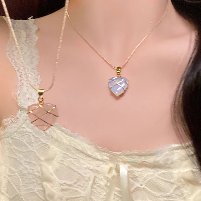 Kalung Rantai Halus dengan Liontin Bentuk Hati Batu Opal Berbalut Kawat