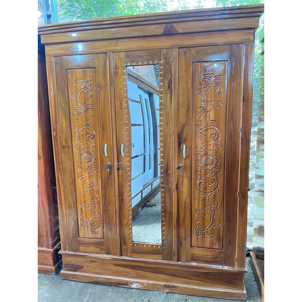 LEMARI JATI 3 PINTU MODEL KACA PANJANG DENGAN MOTIF UKIR BUNGA