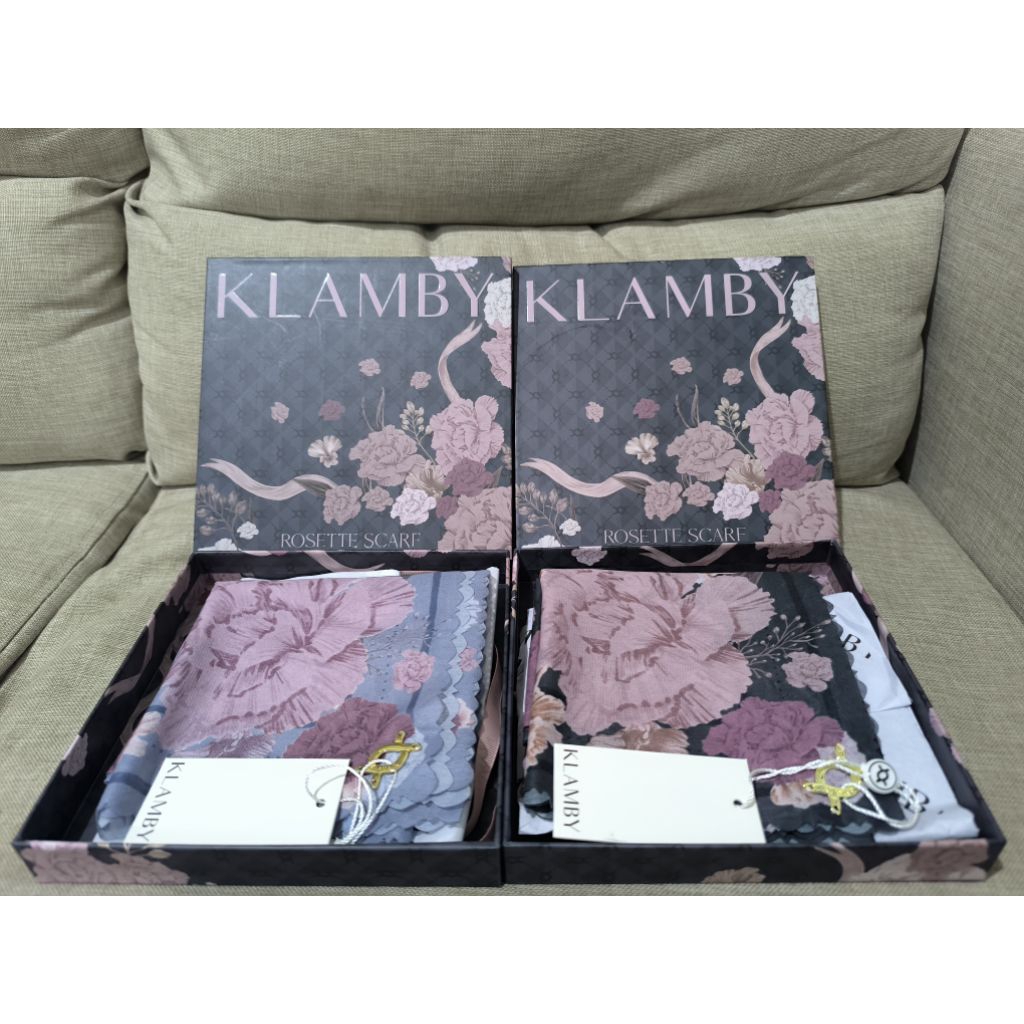 WEARING KLAMBY - Rosette scarf