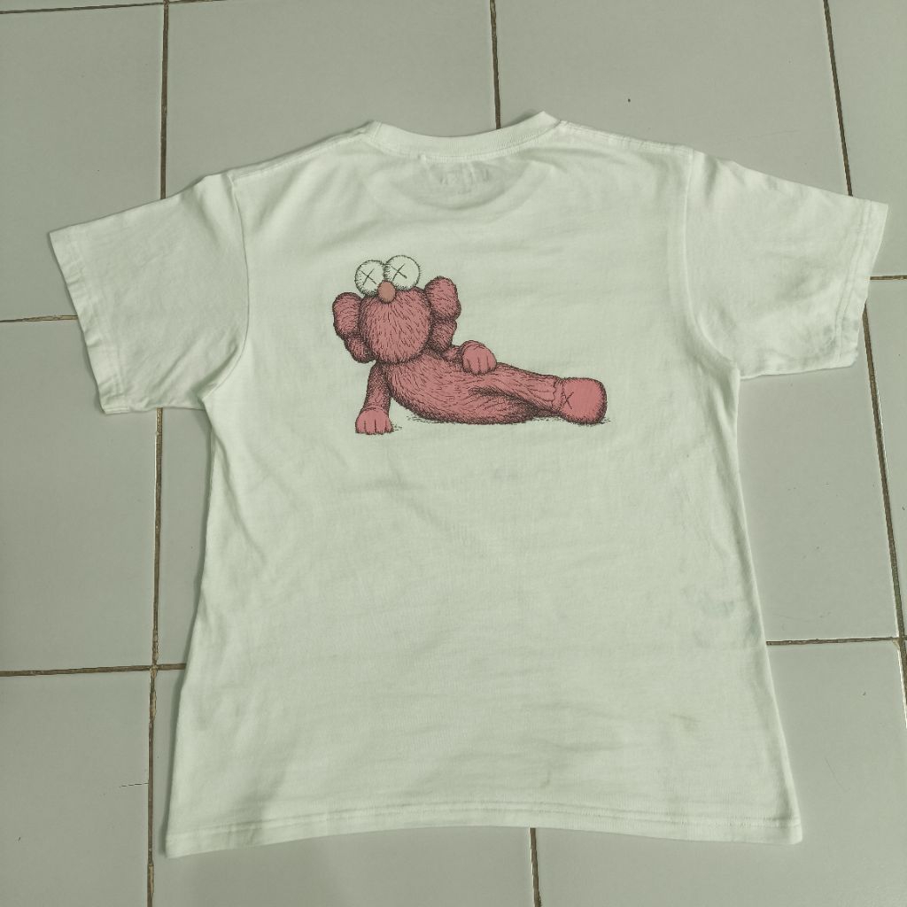 Kaos Uniqlo x KAWS preloved