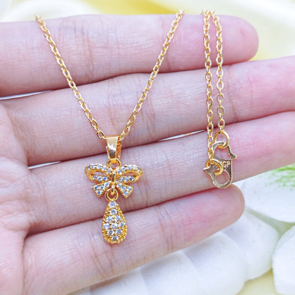 Kalung berlapis emas 24 karat, menampilkan konektor berbentuk pita dan liontin berbentuk tetesan air