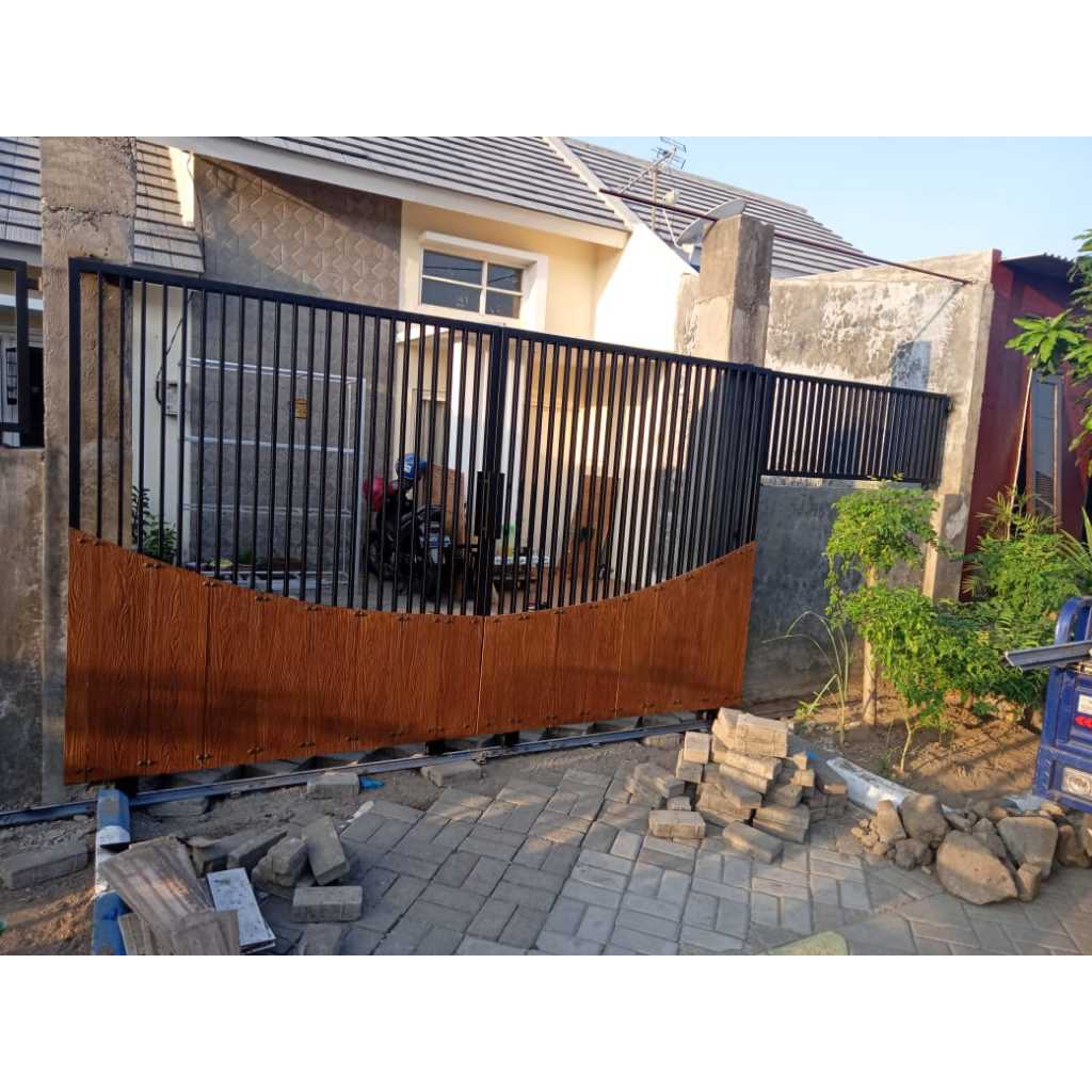 Pagar motif kayu kombinasi besi minimalis