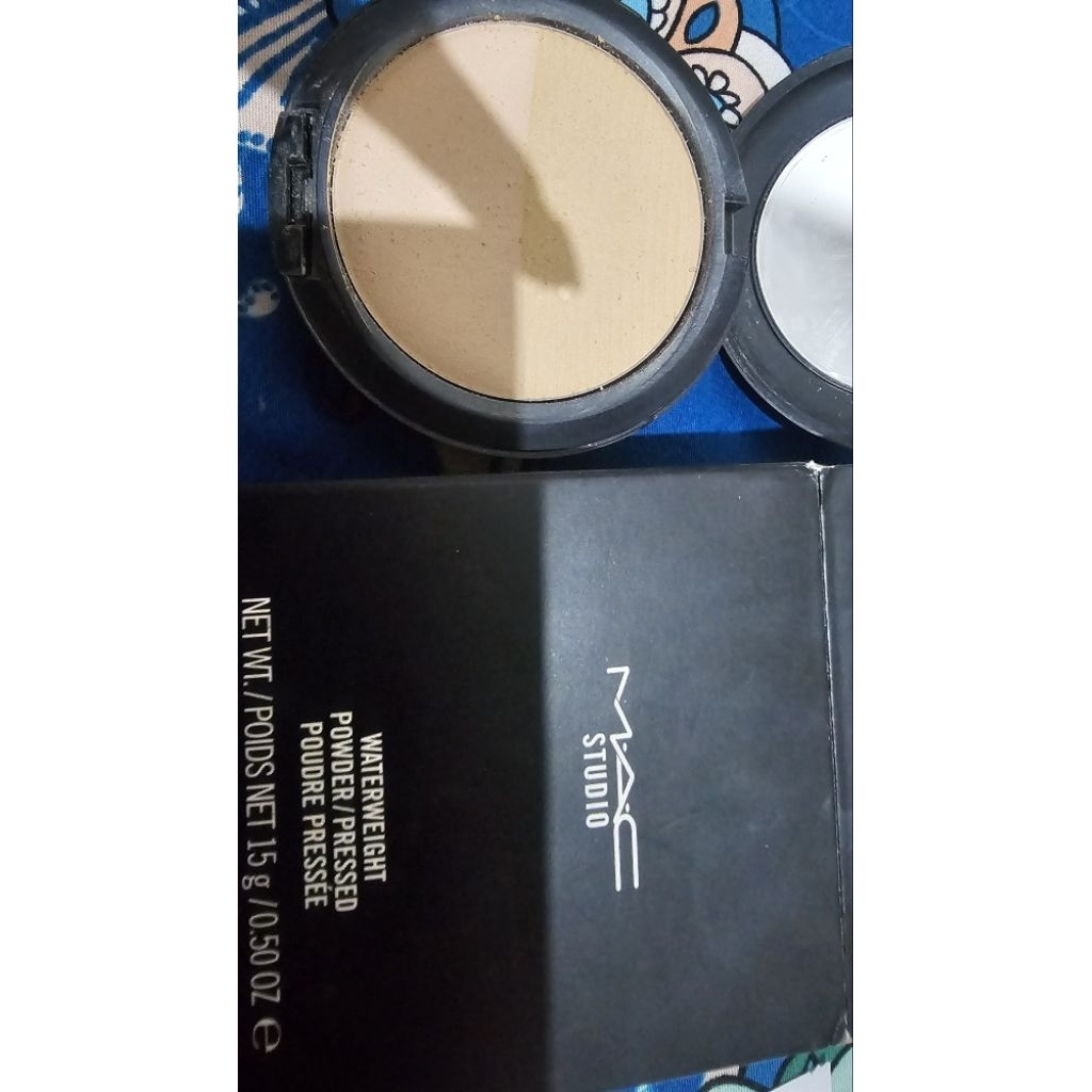 bedak padat preloved MAC waterweight powder pressed.15 g shade light.