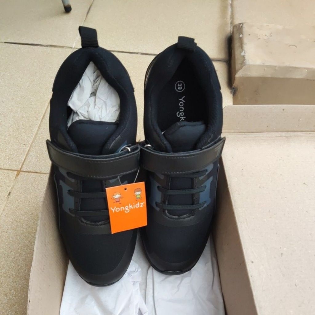 Sepatu Hitam Yongkidz size 39