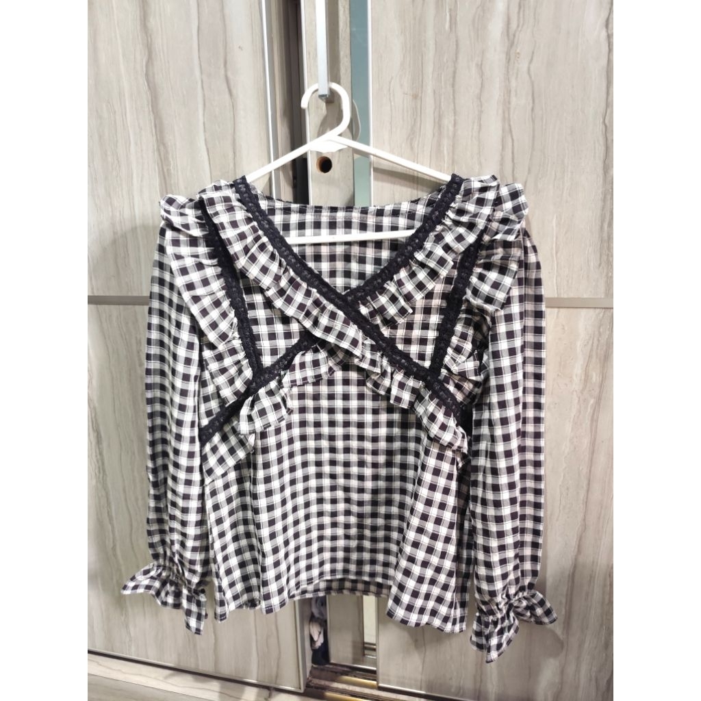 BLACK SQUARE RUFFLE KOREAN BLOUSE / BLOUSE KOREAN KOTAK RUFFLE