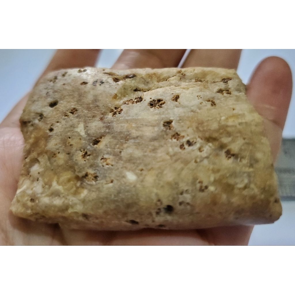 1 biji batu kampak purba temuan sungai