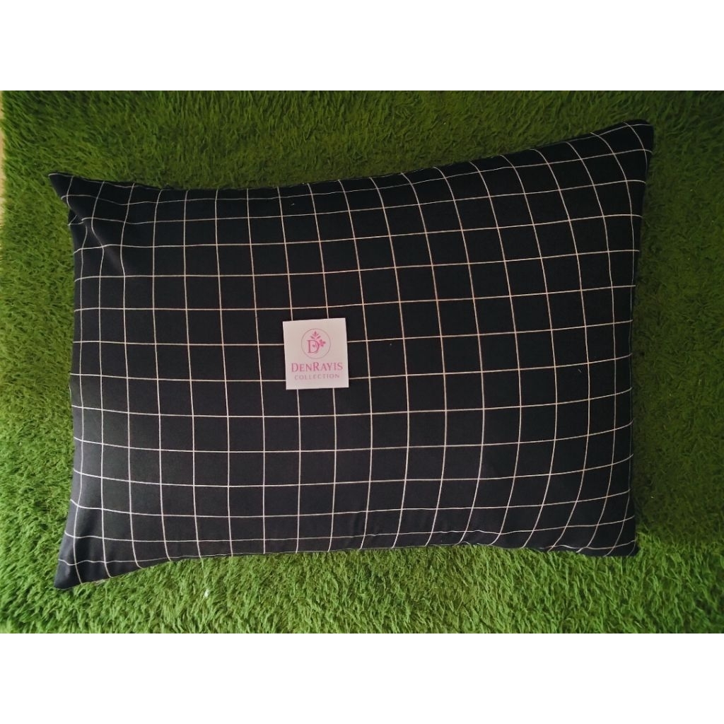 sarung bantal tidur resleting motif kotak kotak