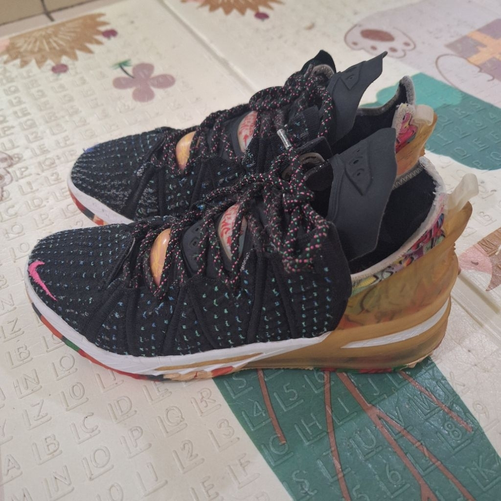 NiKe LeBrOn 18 Size 44 / 28 cm