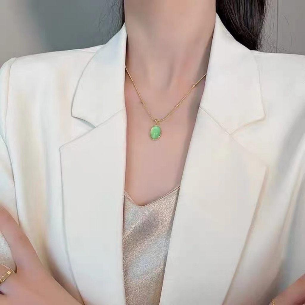 Batu permata akik hijau berukuran besar, dipasang pada kalung berlapis emas 24 karat, desain terbaru