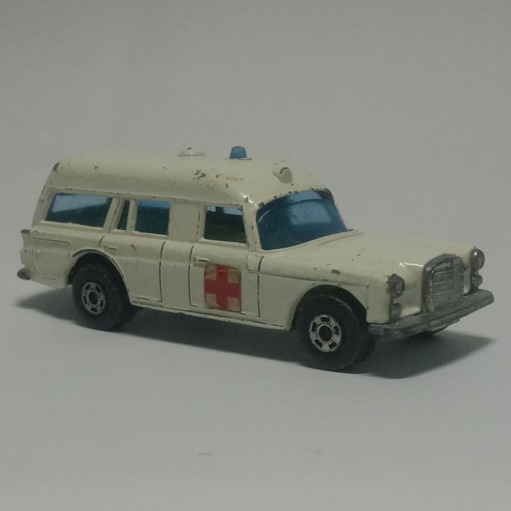 matchbox lesney england matchbox mercedes benz binz ambulance
