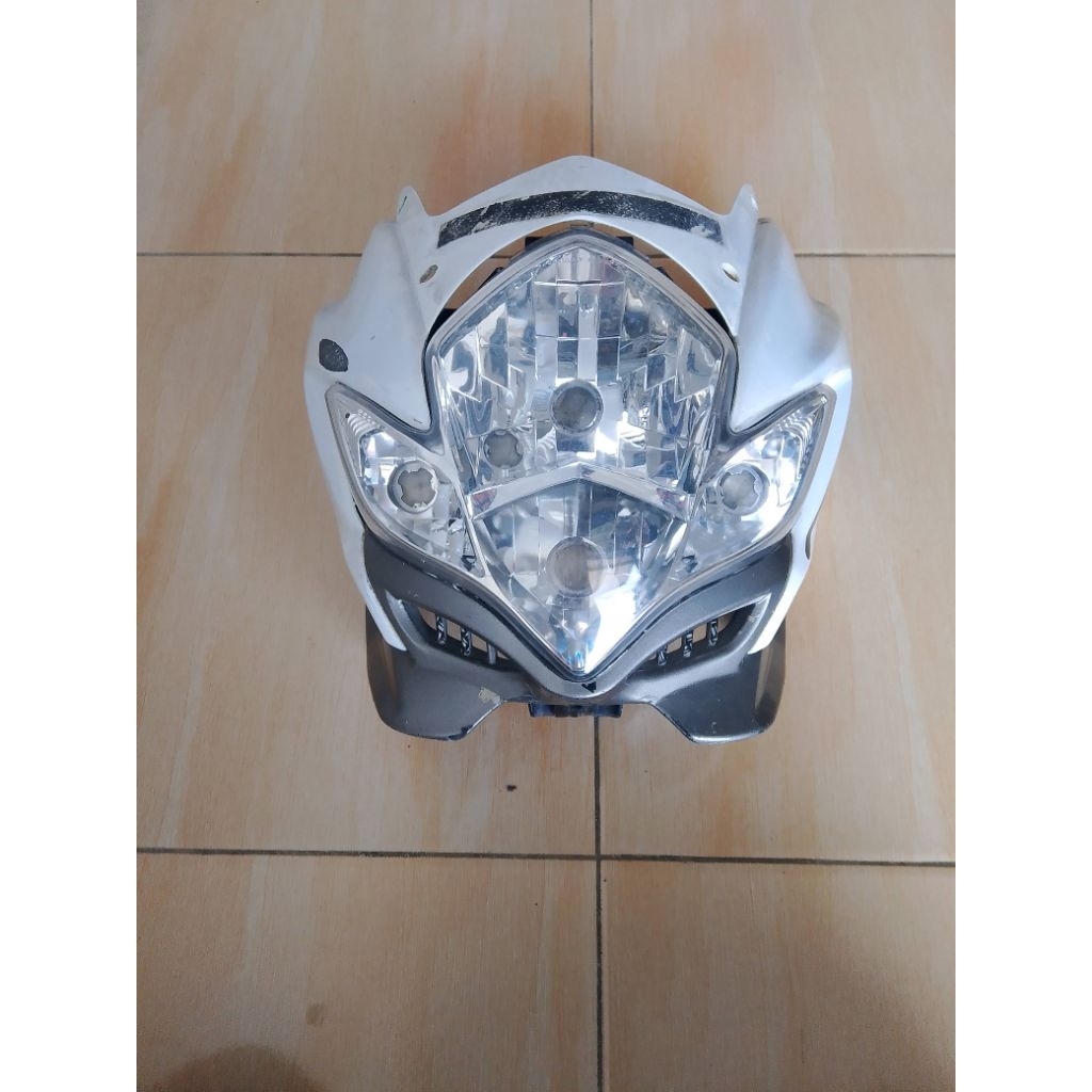 Lampu depan motor Suzuki Satria Fu