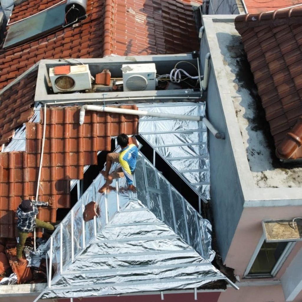 Renovasi atap rumah ganti baja ringan.