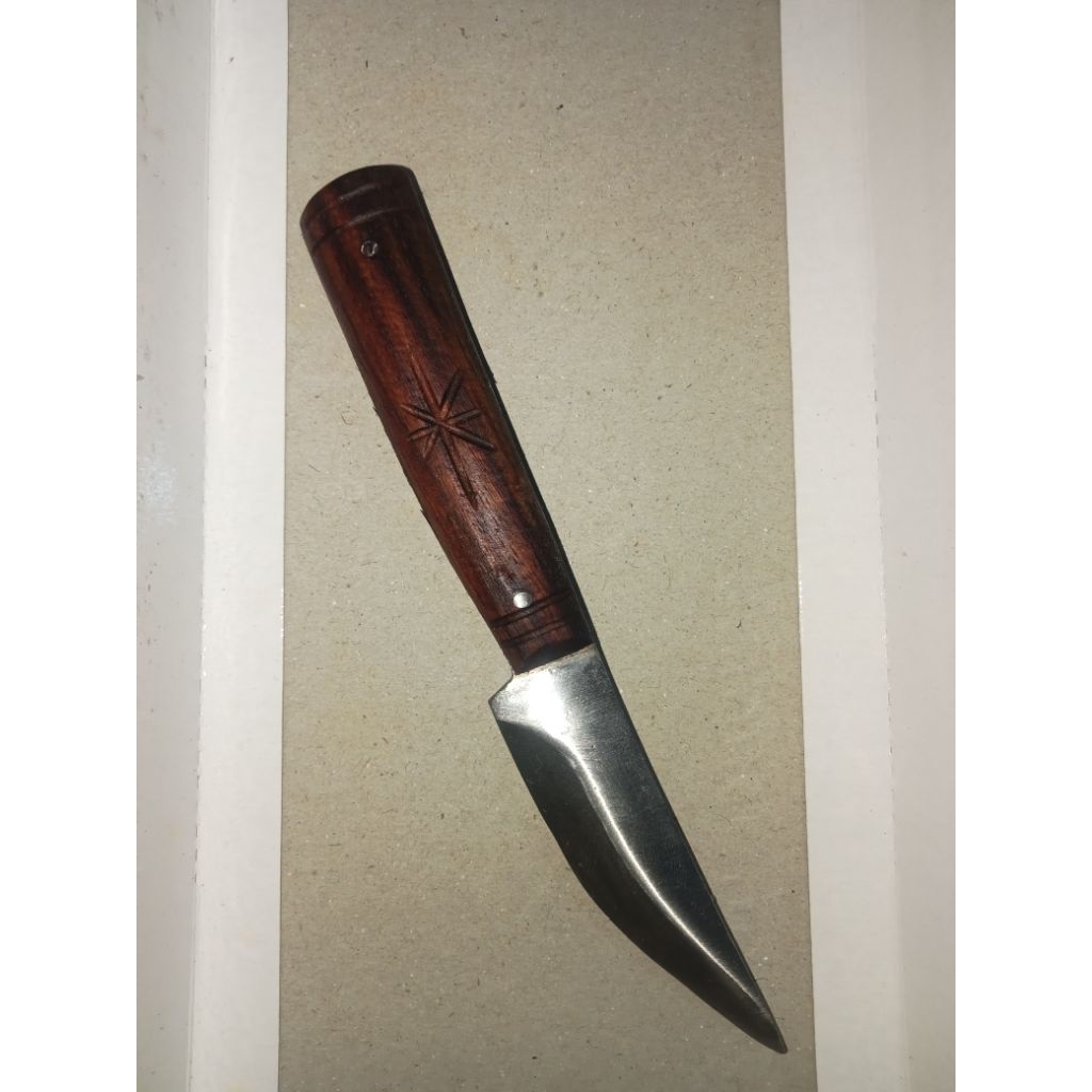 Pisau Raut sangat cocok untuk pembuatan layangan dan kurung.