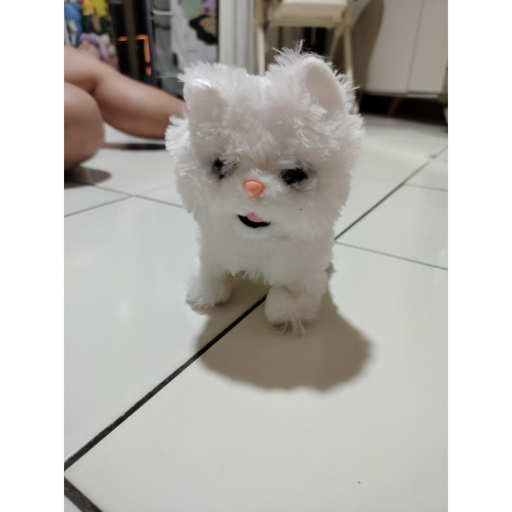 Boneka kucing berjalan dan bersuara