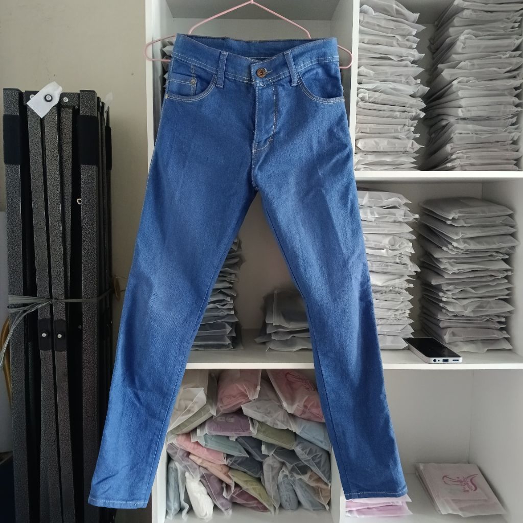 PRELOVED CELANA LEVIS WANITA WARNA BIRU